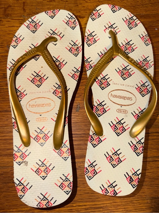 Havaianas Shoes - Havaianas Geometric Print Wedge Flip Flops Size 9/10 Gold Straps